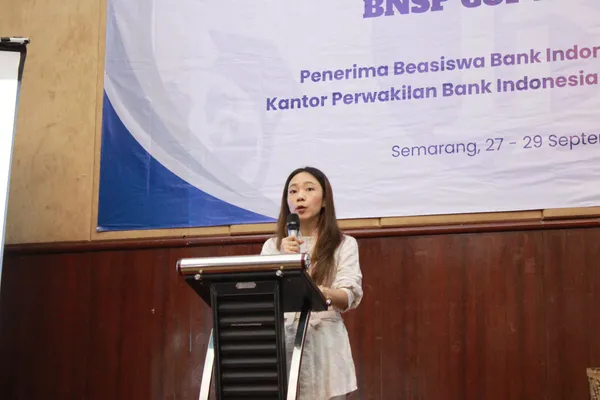 Pembicara menyampaikan materi di podium dalam sebuah seminar