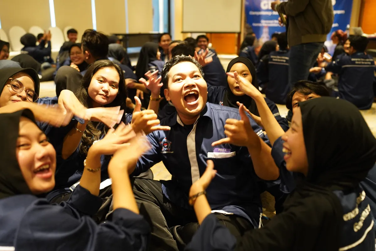 Peserta bermain permainan kelompok dengan penuh semangat