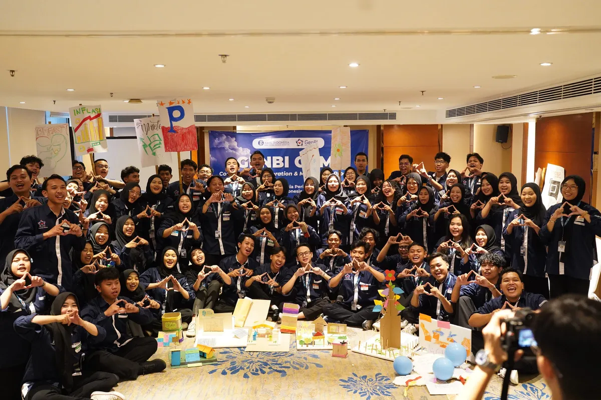 Foto bersama peserta workshop dengan karya kelompok mereka