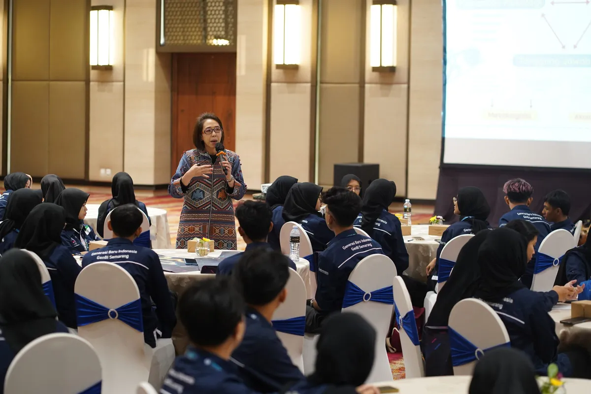 Fasilitator menyampaikan materi kepada peserta di meja bundar